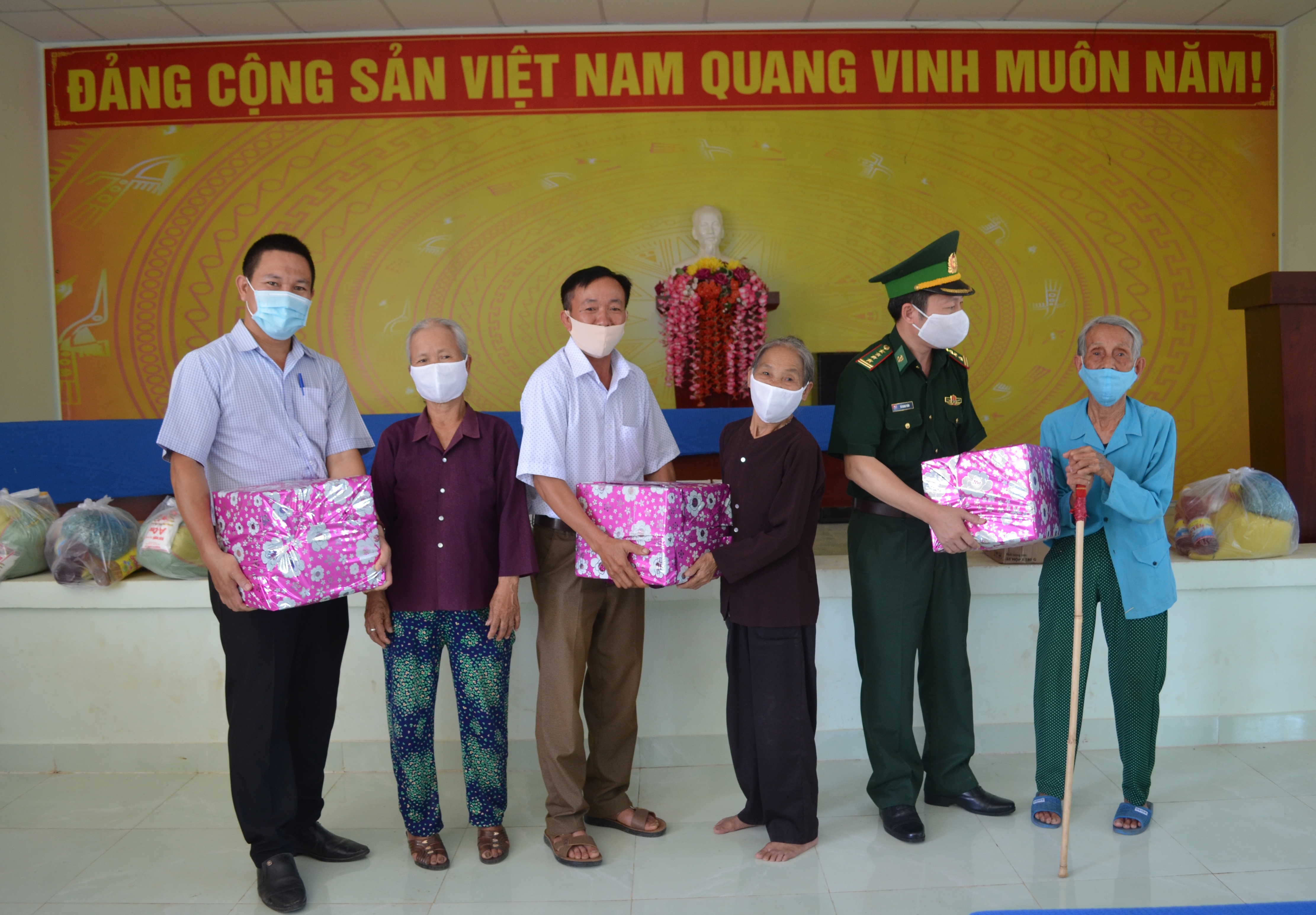 Tặng quà đối tượng chính sách và chiến sĩ khu vực biên giới Đắk Lắk 